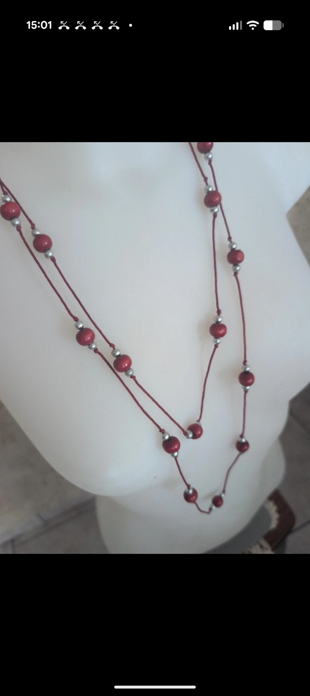 Collar largo de cuentas de madera roja y plateada – photo 2